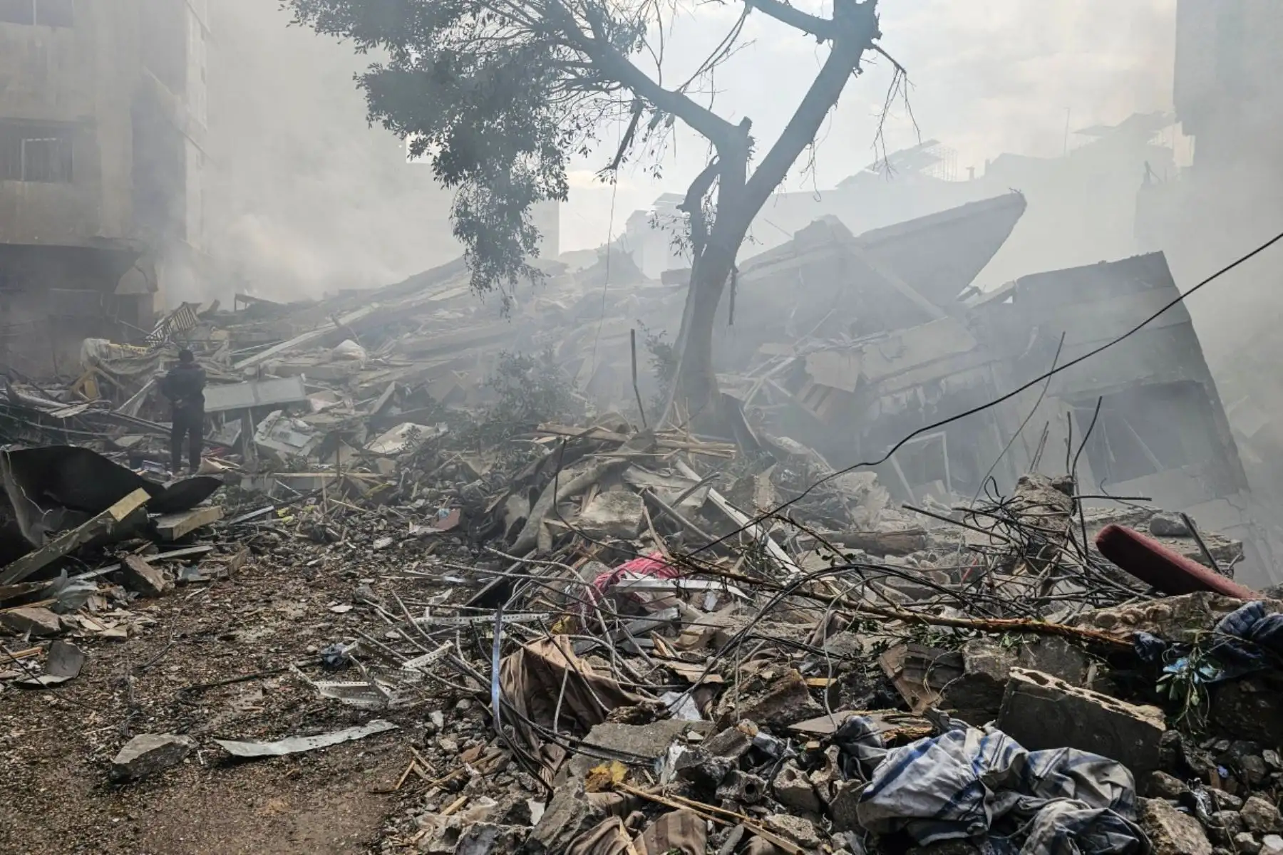 Se elevan columnas de humo desde el lugar de un ataque aéreo israelí contra el barrio de Haret Hreik, en las afueras del sur de Beirut. Foto: AFP