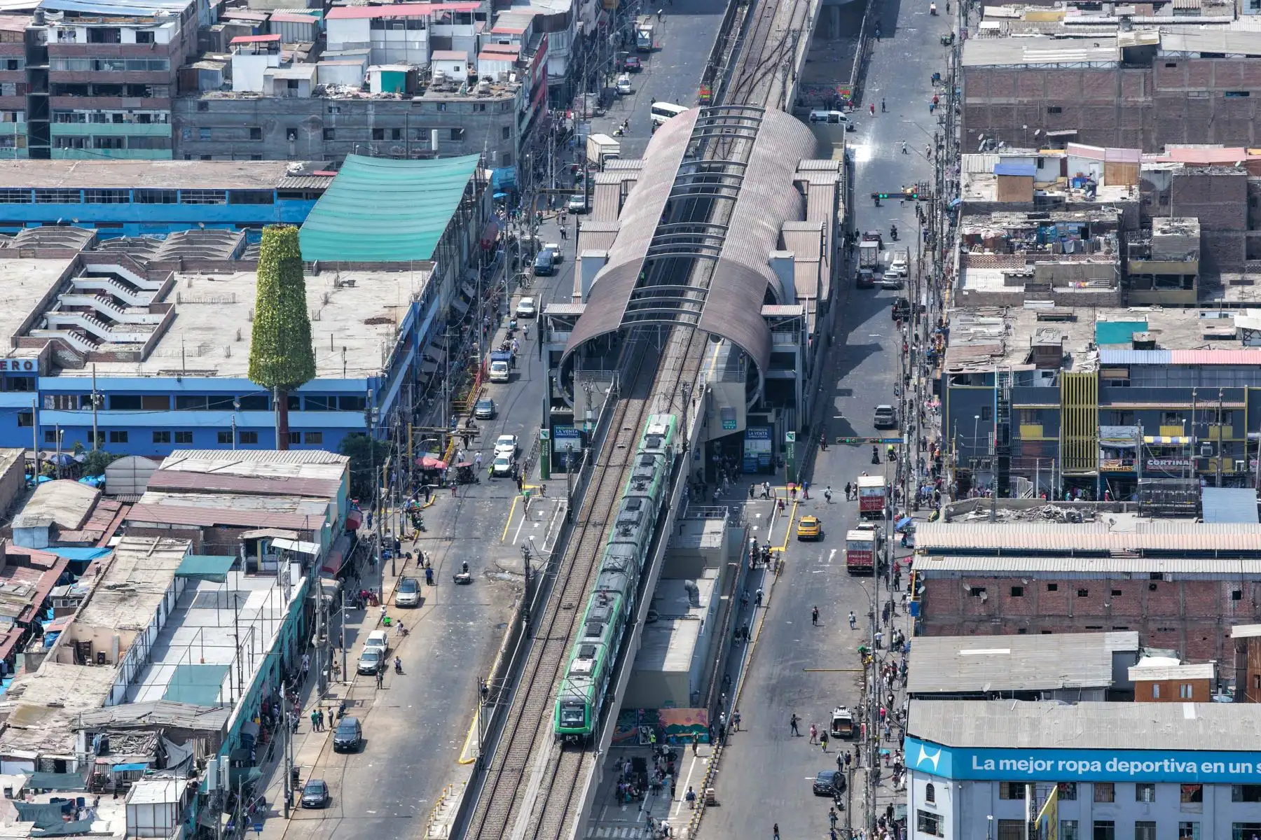 Durante la jornada se retiraron puestos rústicos y módulos abandonados instalados en la vía pública, además de vehículos y otros objetos que obstaculizaban el libre tránsito peatonal y vehicular. 

Foto:ANDINA / Juan Carlos Guzmán Negrini