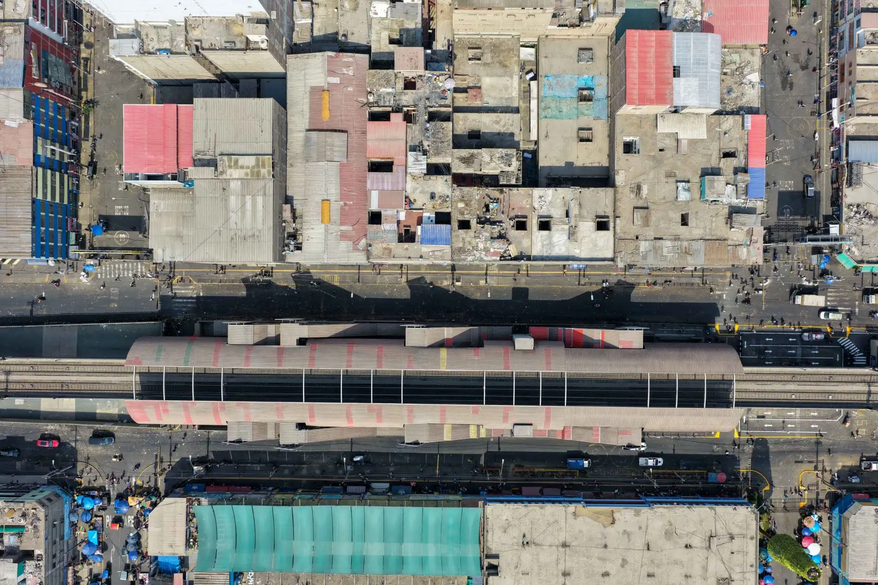 Durante la jornada se retiraron puestos rústicos y módulos abandonados instalados en la vía pública, además de vehículos y otros objetos que obstaculizaban el libre tránsito peatonal y vehicular. 

Foto:ANDINA / Juan Carlos Guzmán Negrini