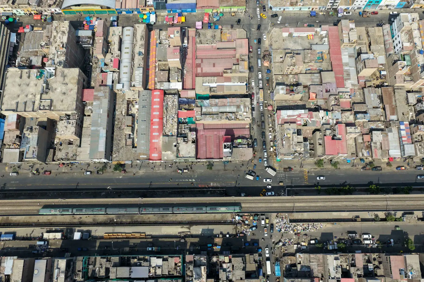 En un recorrido por las cuadras intervenidas —de la 2 a la 9 de la transitada arteria del distrito de La Victoria— se observan veredas despejadas, rejas metálicas que delimitan accesos y comerciantes formales que abren sus tiendas con normalidad. 

Foto:ANDINA / Juan Carlos Guzmán Negrini