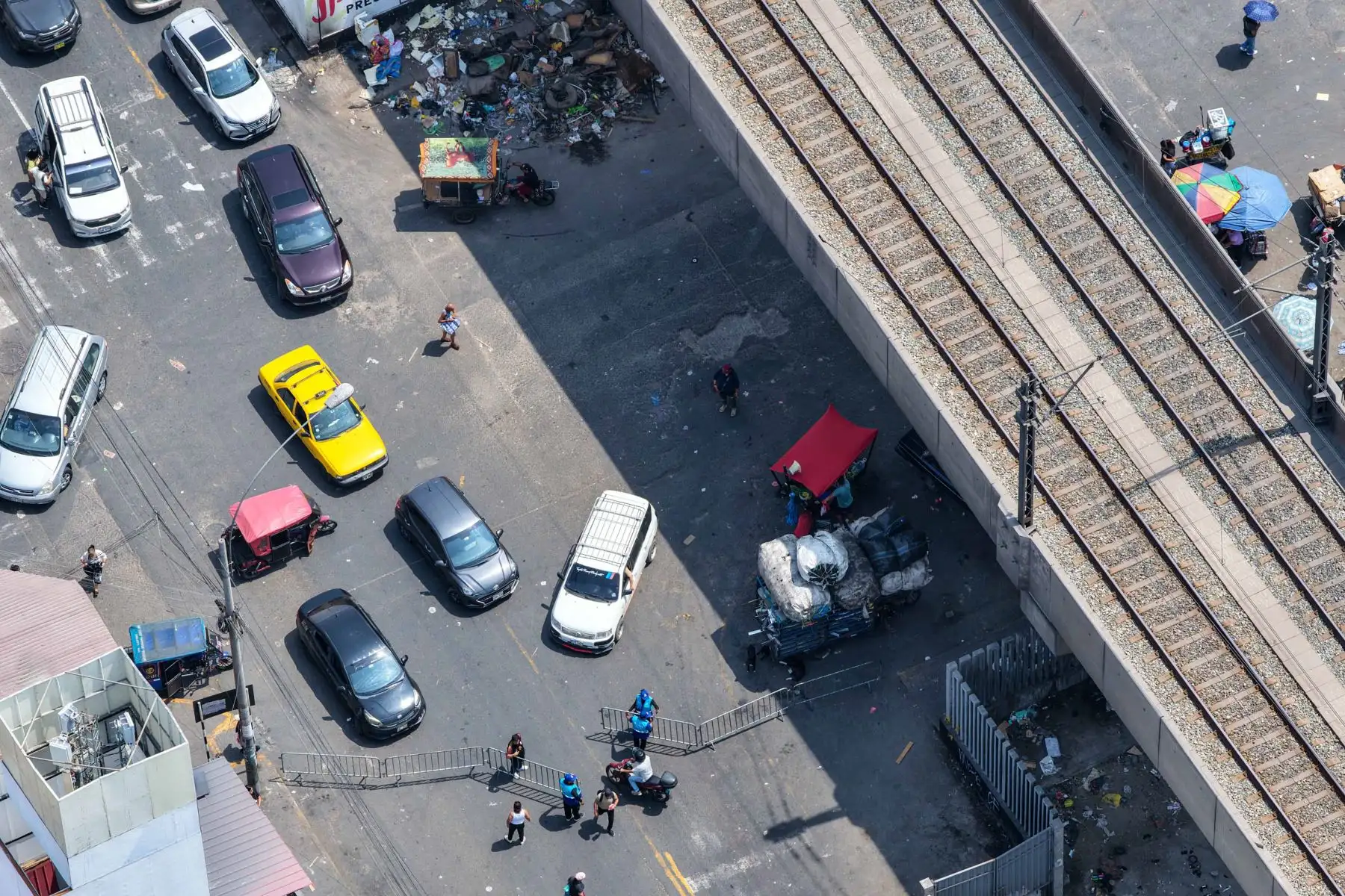 Desde las primeras horas del día, efectivos de la Policía Nacional del Perú y personal de fiscalización de la Municipalidad Metropolitana de Lima permanecen en la zona para garantizar el libre tránsito peatonal y vehicular.

Foto:ANDINA / Juan Carlos Guzmán Negrini