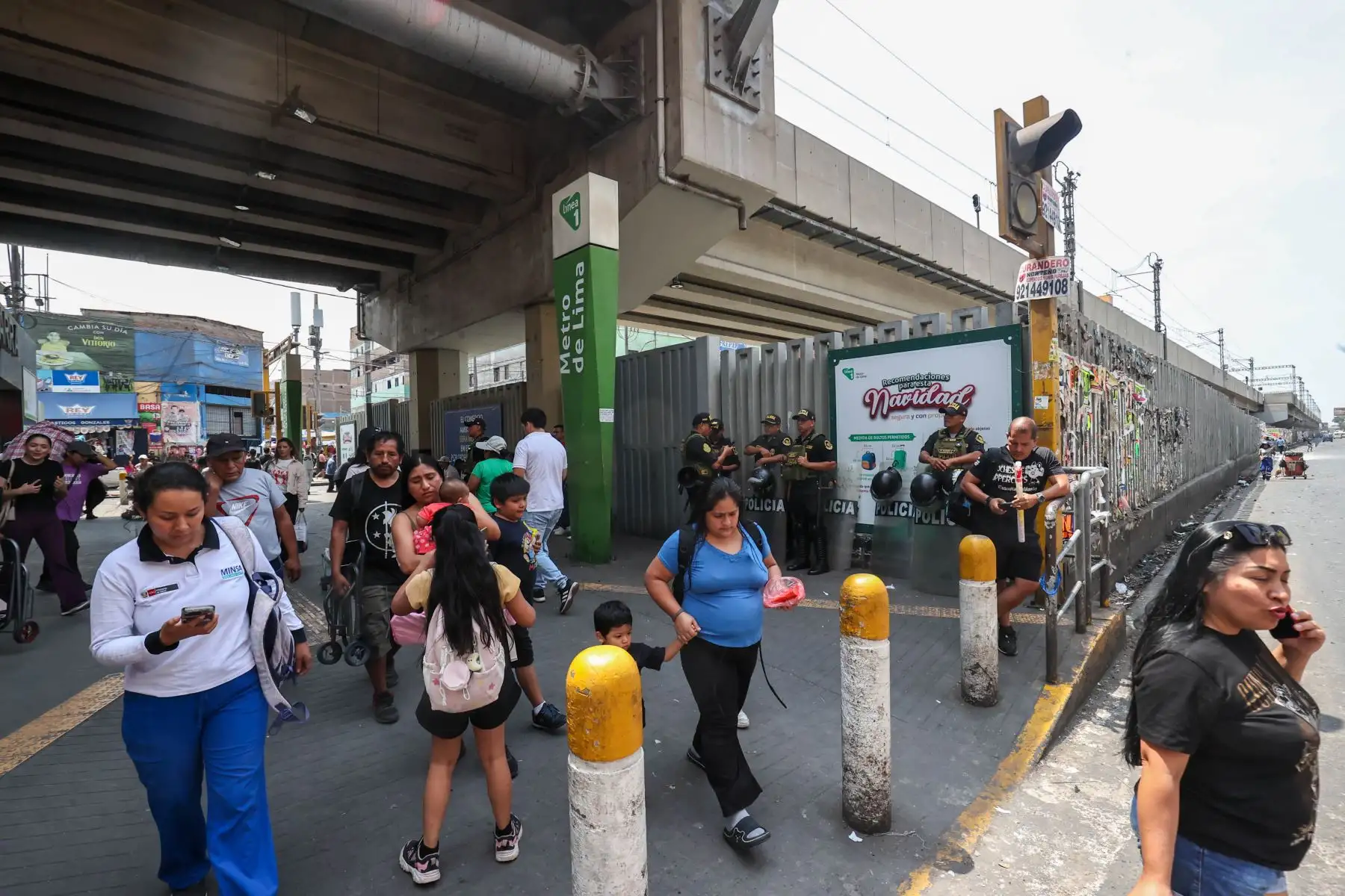 La estación Gamarra de la Línea 1 del Metro de Lima retomó sus operaciones tras el cierre preventivo dispuesto durante el operativo. 

Foto:ANDINA / Juan Carlos Guzmán Negrini