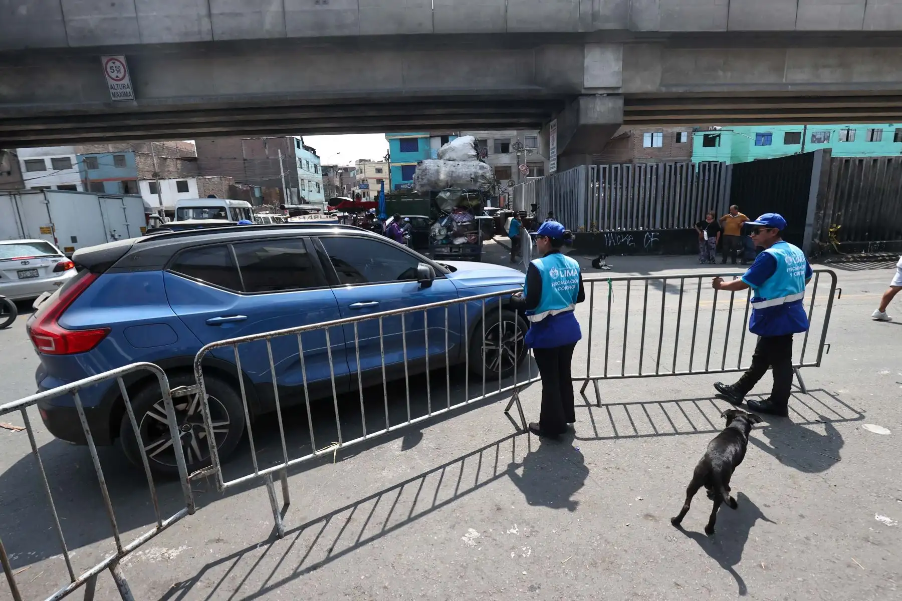 Por parte de la MML intervinieron equipos de Fiscalización y Control —incluidos fiscalizadores, agentes del Grupo de Intervenciones Rápidas e inspectores—; personal de Seguridad Ciudadana, con serenos y miembros de la Unidad de Operaciones Especiales; Gestión del Riesgo de Desastres, que aportó maquinaria pesada y maquinistas; Movilidad Urbana, con inspectores de tránsito; así como trabajadores y maquinaria de Emape y personal de Servicios a la Ciudad.

Foto:ANDINA / Juan Carlos Guzmán Negrini