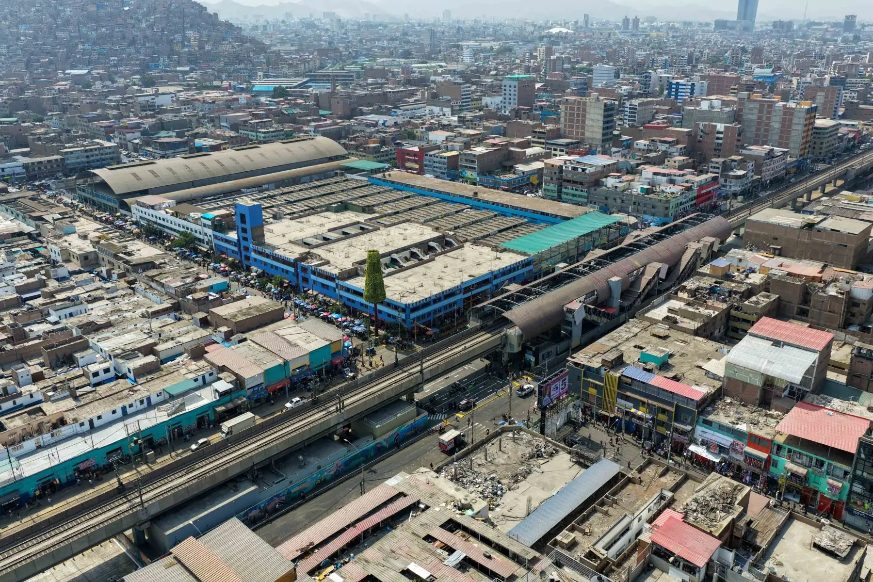 La Municipalidad Metropolitana de Lima (MML), en coordinación con su par de La Victoria, y con apoyo de la Policía Nacional del Perú (PNP) recuperó los espacios públicos en ocho cuadras de la av Aviación.

Foto:ANDINA / Juan Carlos Guzmán Negrini