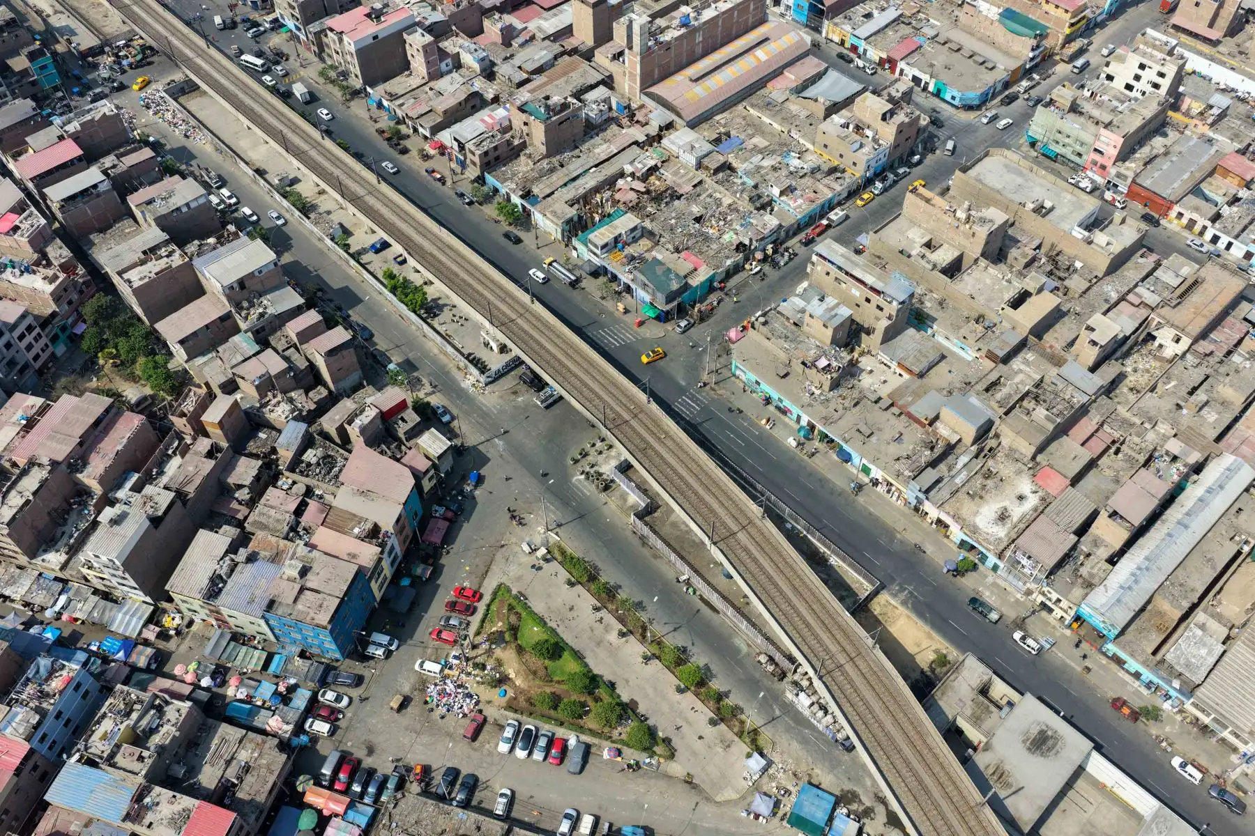 Desde las primeras horas del día, efectivos de la Policía Nacional del Perú y personal de fiscalización de la Municipalidad Metropolitana de Lima permanecen en la zona para garantizar el libre tránsito peatonal y vehicular.

Foto:ANDINA / Juan Carlos Guzmán Negrini