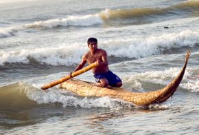 Caballito de totora conducida por un pescador en el mar del balneario de Huanchaco, en Trujillo. Foto: Facebook Visit Perú/Promperú. 