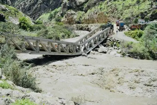 Carlos Javier Samana Paredes, de 25 años, falleció en el lugar. Su pareja, Ruth Elizabeth Sánchez Vigo, de 18 años, resultó herida.