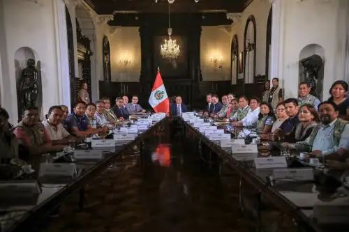 El presidente de la república, José María Balcázar, se reunió esta noche con representantes de la Confederación Nacional de Pequeños Mineros y Mineros Artesanales del Perú (Confemin Perú) para escucharlos de primera mano y evaluar alternativas frente a los desafíos que enfrenta el sector. Foto: ANDINA/ Prensa Presidencia