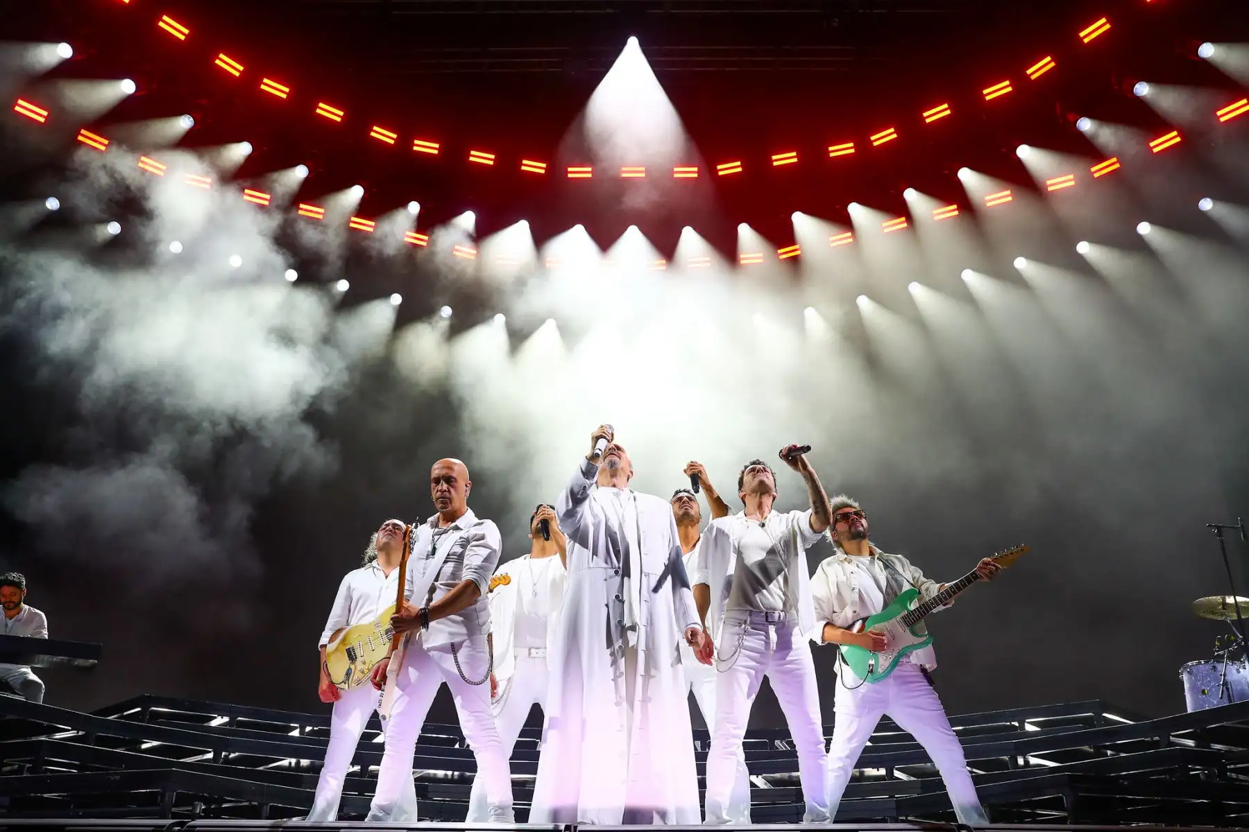 El cantante español ofreció un recorrido musical que unió generaciones, consolidando su estrecho vínculo con el público peruano. Foto: ANDINA/ Verónica Calderón Zuñiga