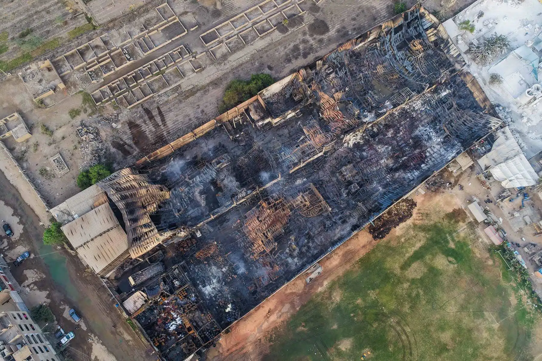 Un incendio de código cuatro consumió tres locales utilizados como almacenes de insumos para la fabricación de colchones en la cuadra 15 de la avenida Mariano Condorcanqui, en el distrito de Comas. El siniestro se inició la noche del miércoles en una zona industrial y fue confinado por los bomberos durante la madrugada de este jueves. Foto: ANDINA/ Juan Carlos Guzmán