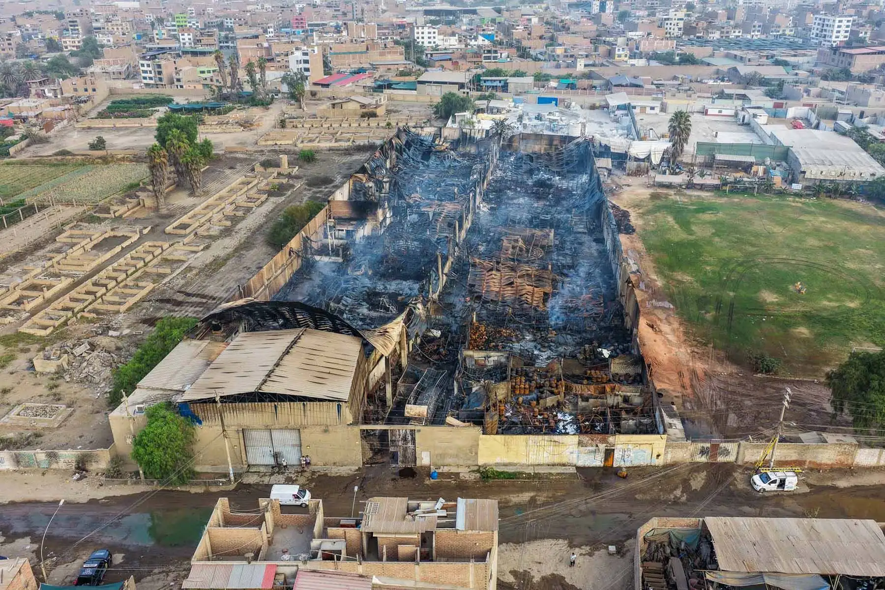 Un incendio de código cuatro consumió tres locales utilizados como almacenes de insumos para la fabricación de colchones en la cuadra 15 de la avenida Mariano Condorcanqui, en el distrito de Comas. El siniestro se inició la noche del miércoles en una zona industrial y fue confinado por los bomberos durante la madrugada de este jueves. Foto: ANDINA/ Juan Carlos Guzmán