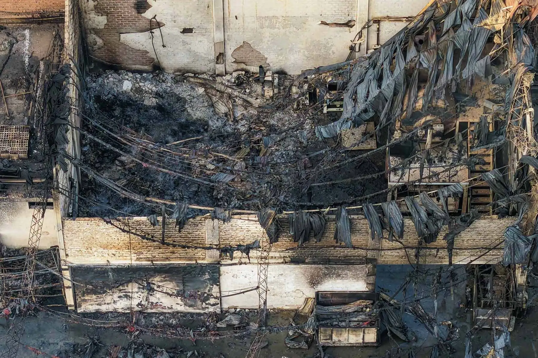 Un incendio de código cuatro consumió tres locales utilizados como almacenes de insumos para la fabricación de colchones en la cuadra 15 de la avenida Mariano Condorcanqui, en el distrito de Comas. El siniestro se inició la noche del miércoles en una zona industrial y fue confinado por los bomberos durante la madrugada de este jueves. Foto: ANDINA/ Juan Carlos Guzmán