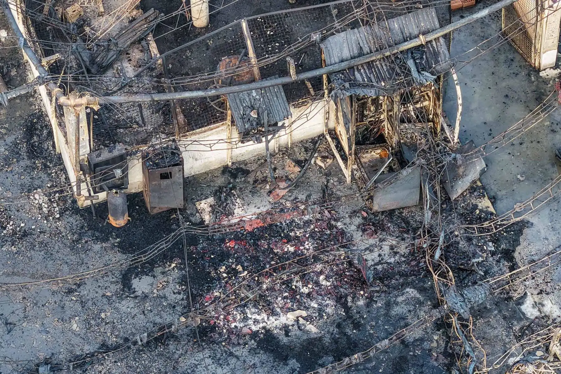 El brigadier mayor Jaime Carrasco, jefe departamental de los bomberos de Lima Norte del Cuerpo General de Bomberos Voluntarios del Perú, informó que los establecimientos afectados cuentan con amplias áreas destinadas al almacenamiento de materiales vinculados a la industria del descanso. Foto: ANDINA/ Juan Carlos Guzmán