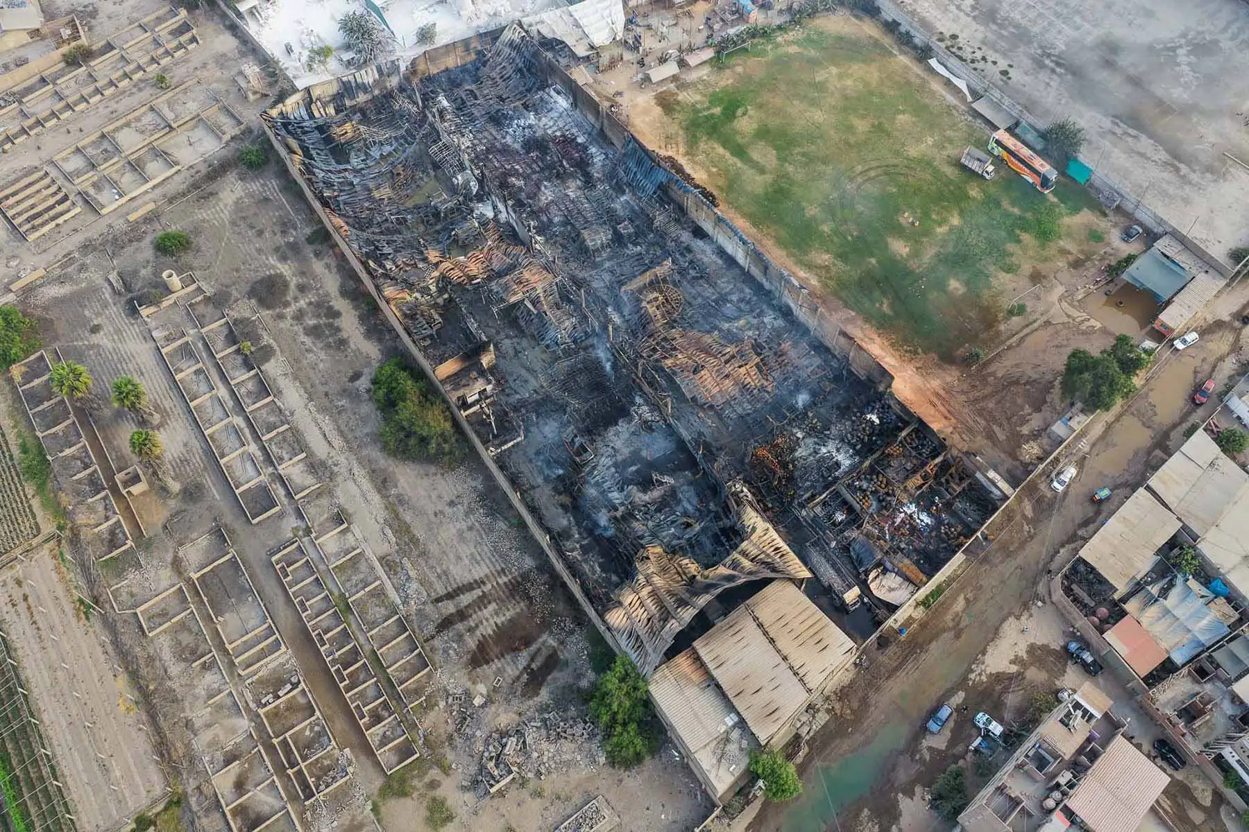 El brigadier mayor Jaime Carrasco, jefe departamental de los bomberos de Lima Norte del Cuerpo General de Bomberos Voluntarios del Perú, informó que los establecimientos afectados cuentan con amplias áreas destinadas al almacenamiento de materiales vinculados a la industria del descanso. Foto: ANDINA/ Juan Carlos Guzmán