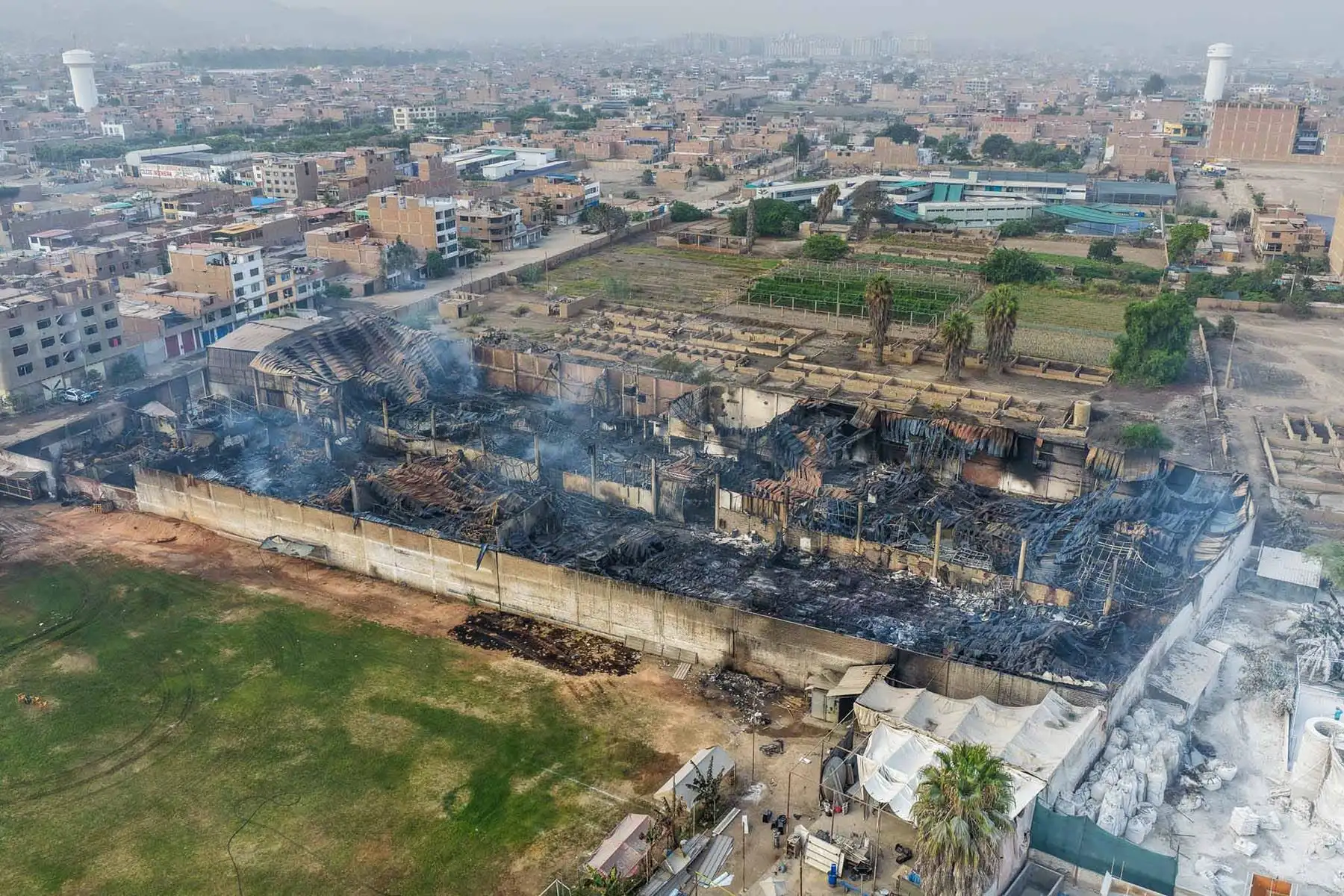 Más de 130 bomberos y 39 unidades participaron en las labores para controlar el fuego, que fue reportado alrededor de las 9:33 p.m. del miércoles. Para enfrentar el siniestro se contó además con el apoyo de camiones cisterna y diversos equipos de emergencia. Foto: ANDINA/ Juan Carlos Guzmán