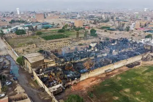 Comas: incendio consumió tres locales utilizados para la fabricación de colchones