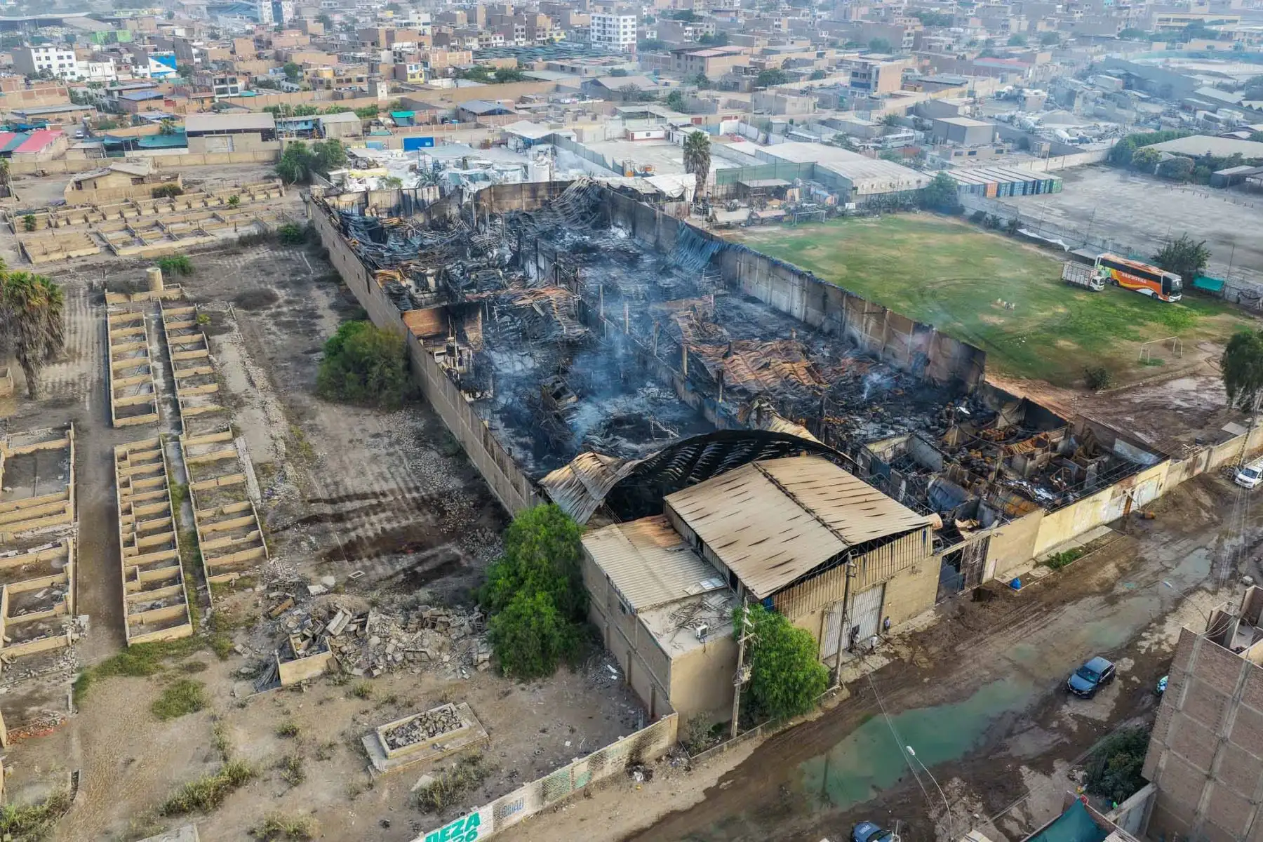 Más de 130 bomberos y 39 unidades participaron en las labores para controlar el fuego, que fue reportado alrededor de las 9:33 p.m. del miércoles. Para enfrentar el siniestro se contó además con el apoyo de camiones cisterna y diversos equipos de emergencia. Foto: ANDINA/ Juan Carlos Guzmán