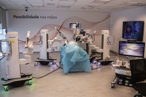 El sistema Hugo™ RAS, desarrollado por la empresa de tecnología médica Medtronic, es una tecnología de cirugía asistida por robot que permite a los especialistas realizar intervenciones mínimamente invasivas mediante instrumentos robóticos controlados desde una consola.