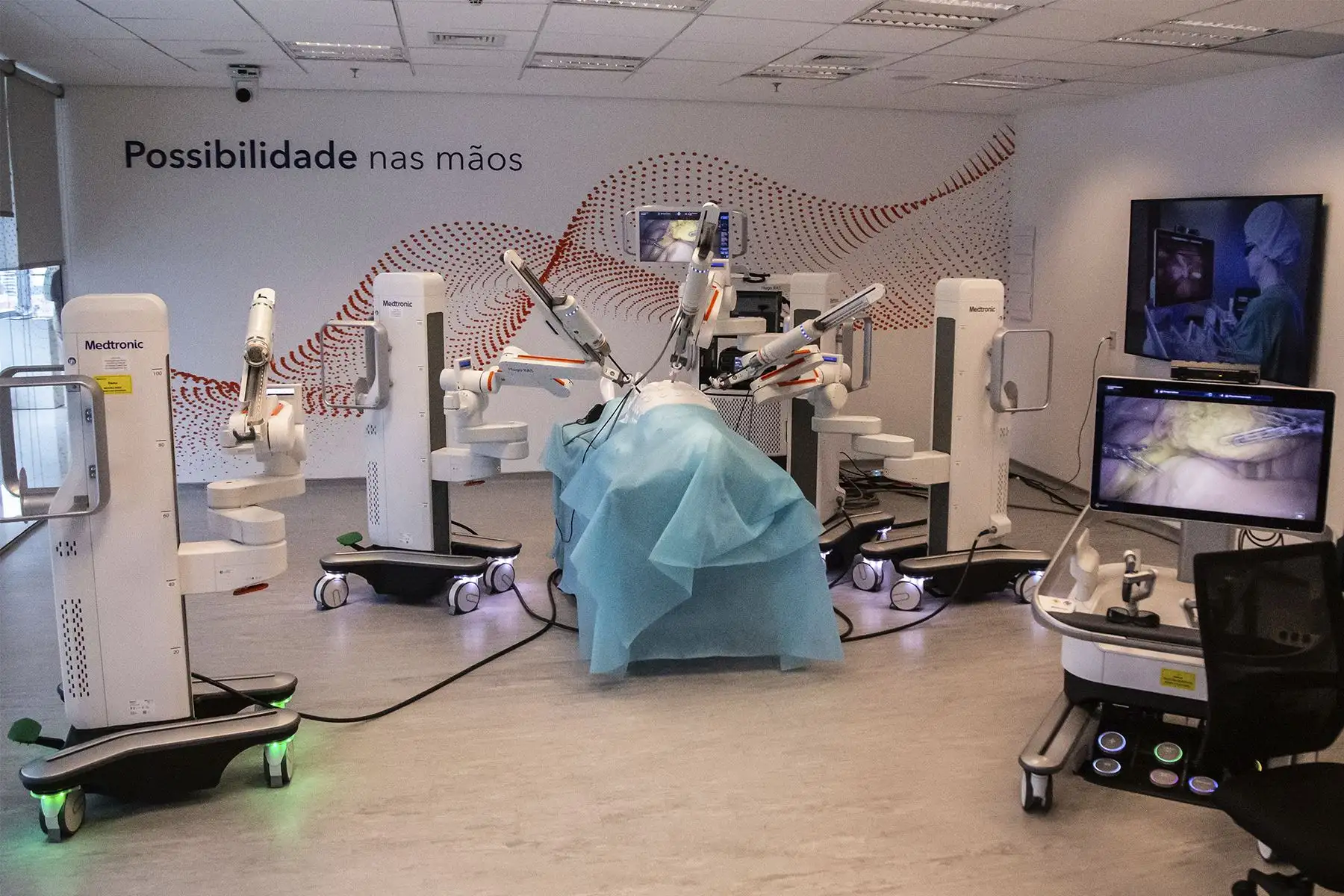 El sistema Hugo™ RAS, desarrollado por la empresa de tecnología médica Medtronic, es una tecnología de cirugía asistida por robot que permite a los especialistas realizar intervenciones mínimamente invasivas mediante instrumentos robóticos controlados desde una consola.