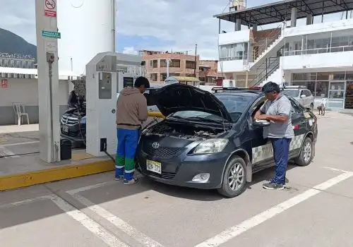 Transportistas de la ciudad del Cusco todavía no son afectados aún con la carencia del Gas Natural Vehicular (GNV), por la reserva que mantiene la planta de la empresa BioCom, la primera de dos en esta localidad, que funciona en el distrito cusqueño de San Jerónimo. ANDINA/Difusión
