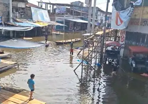 Pobladores de la zona baja del distrito de Belén, en la ciudad de Iquitos, en Loreto, solicitaron a la municipalidad distrital la reactivación urgente del servicio de botes recolectores de residuos sólidos, ante la creciente acumulación de basura en la zona. ANDINA/Difusión