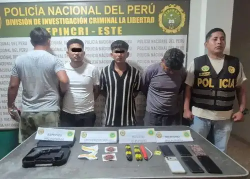 Agentes del Departamento de Investigación Criminal (Depincri) Este de la Policía Nacional del Perú (PNP) detuvieron a tres personas por presuntamente estar vinculadas a los delitos de extorsión y tenencia ilegal de armas y explosivos en el distrito de La Esperanza, provincia de Trujillo, región La Libertad. ANDINA/Difusión