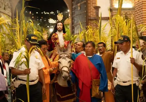 La región Ayacucho dio inicio oficialmente a las celebraciones de la Semana Santa 2026 con una ceremonia de lanzamiento realizada en la noche del miércoles 4 de marzo en la basílica Catedral de Ayacucho, marcando así el comienzo de una de las festividades religiosas y culturales más importantes del país y de América Latina. ANDINA/Difusión