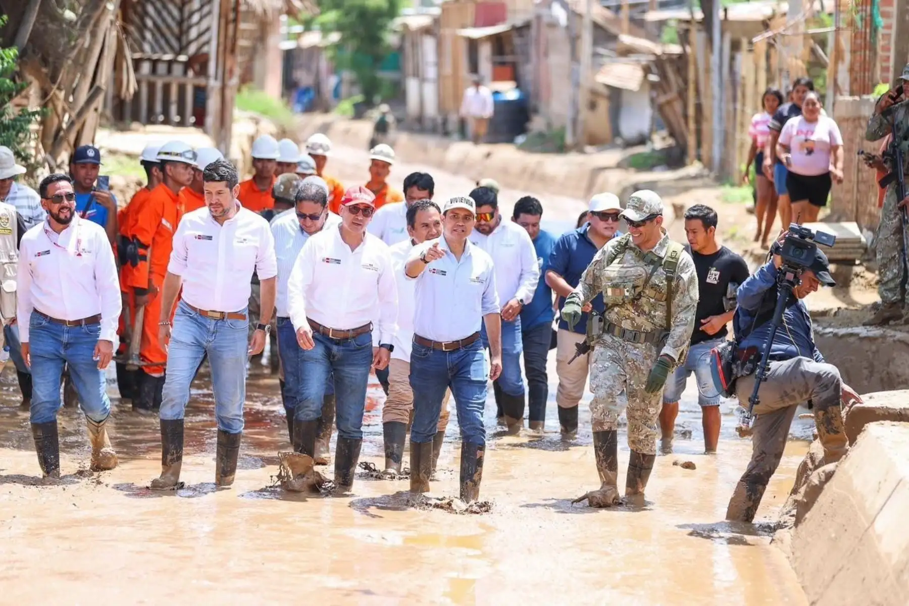 Tras su llegada a la región Piura, el ministro Wilder Sifuentes lideró durante la madrugada de este jueves la supervisión de las intervenciones que se ejecutan con la maquinaria del Programa Nuestras Ciudades. Foto: MVCS