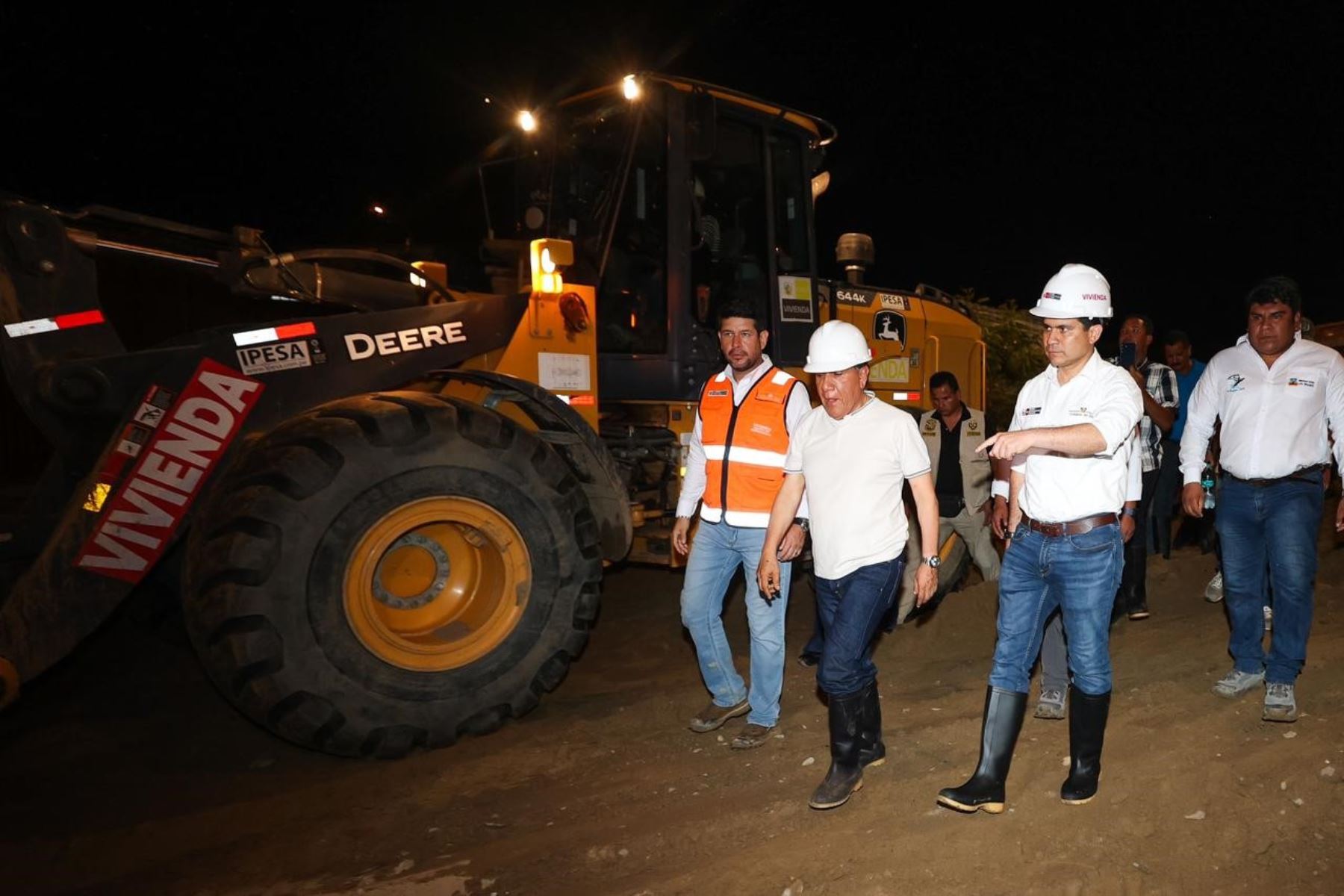 Tras su llegada a la región Piura, el ministro Wilder Sifuentes lideró durante la madrugada de este jueves la supervisión de las intervenciones que se ejecutan con la maquinaria del Programa Nuestras Ciudades. Foto: MVCS
