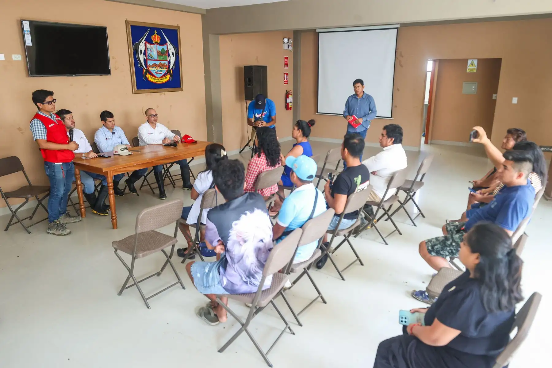 Las intervenciones del sector Vivienda comenzaron desde la madrugada con el objetivo de acelerar la recuperación de calles y drenes. Foto: ANDINA/Difusión