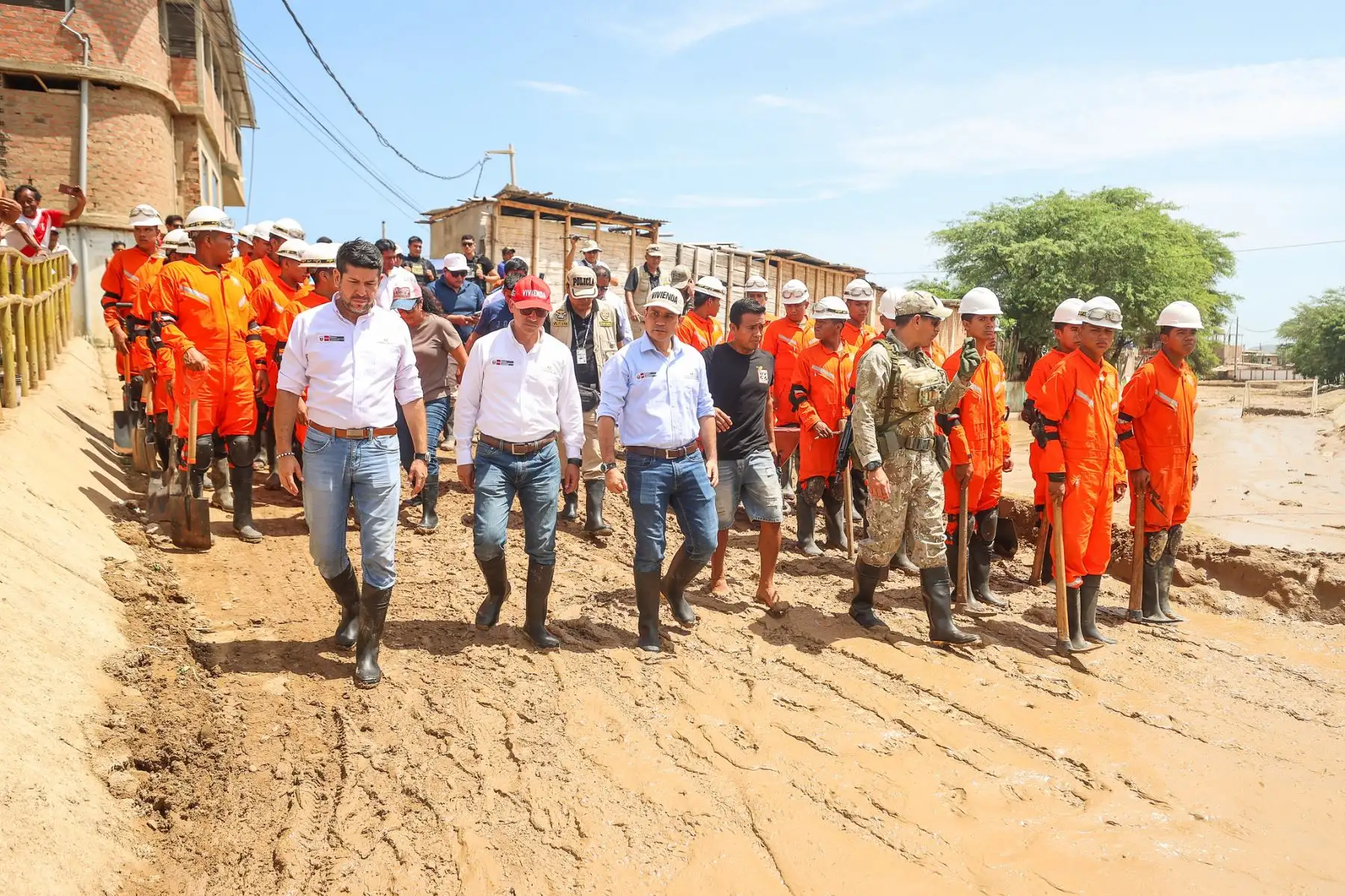 Durante su visita a Piura, el ministro sostuvo reuniones con autoridades locales para coordinar acciones inmediatas de atención frente a los daños ocasionados por las precipitaciones en distritos del litoral norte. Foto: ANDINA/Difusión
