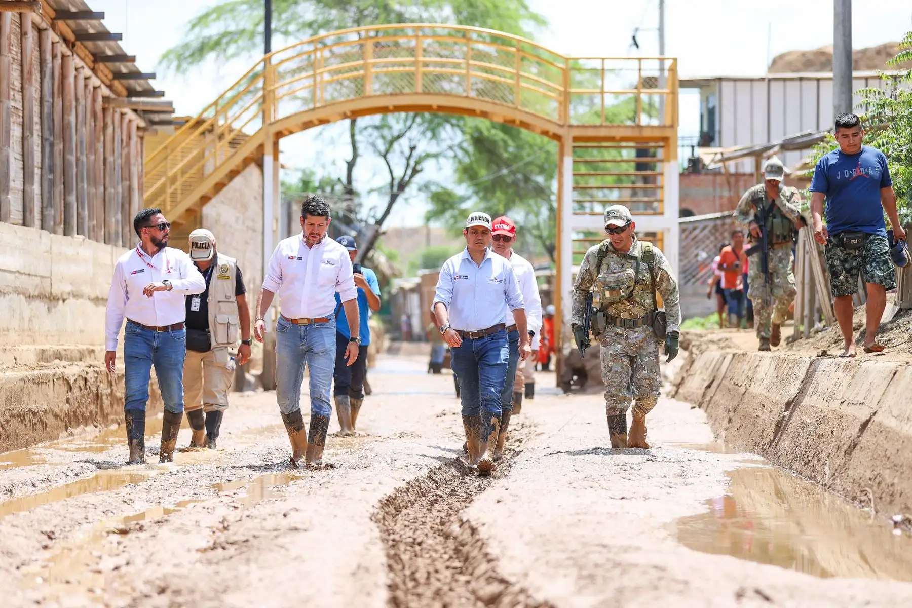 El operativo incluyó el uso de maquinaria pesada del Programa Nuestras Ciudades para remover lodo y piedras acumuladas en vías y zonas residenciales. Foto: ANDINA/Difusión