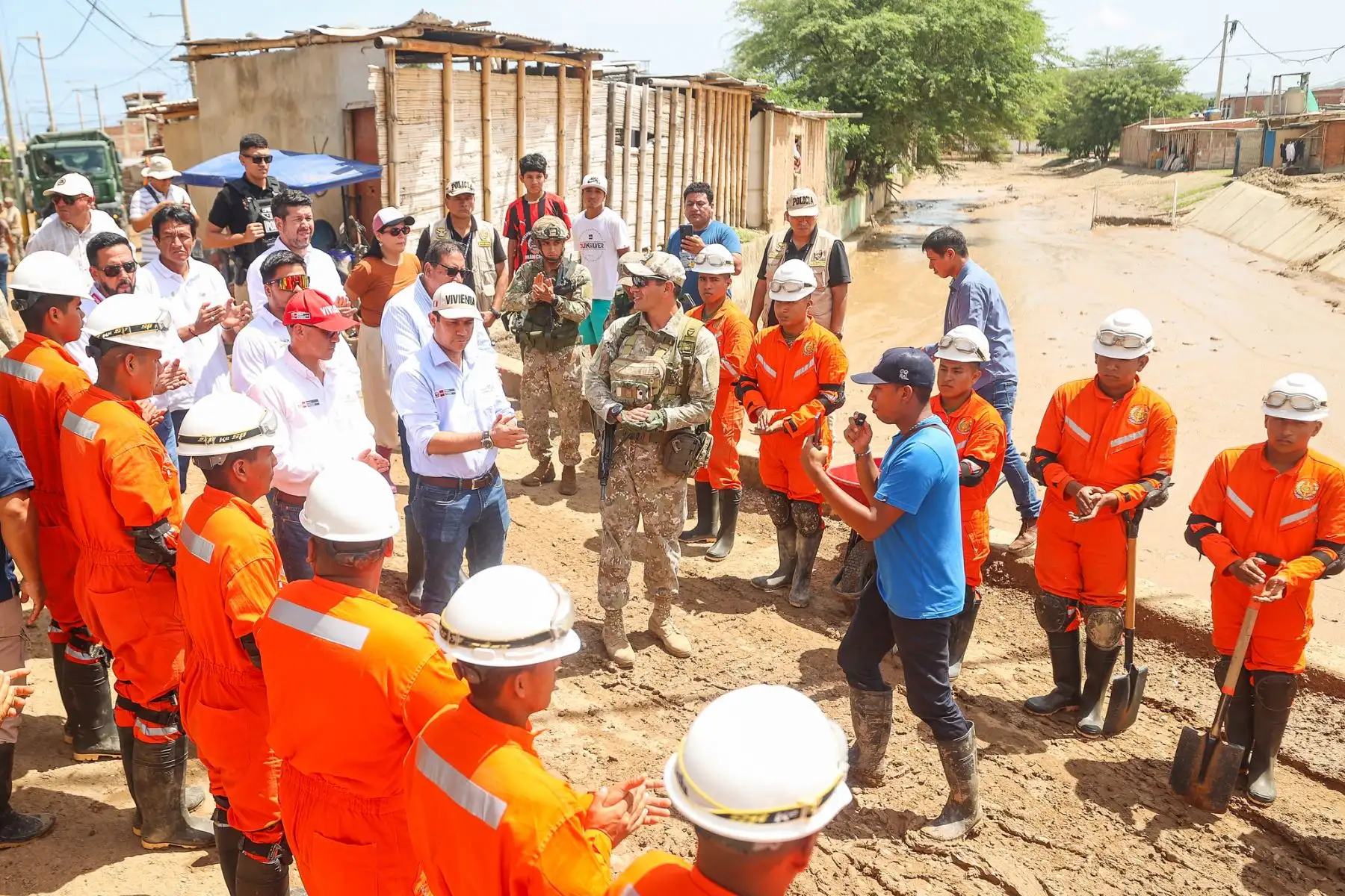 En Máncora, equipos del sector Vivienda ejecutaron trabajos de limpieza de calles y retiro de material arrastrado por las lluvias, con el fin de recuperar espacios públicos afectados. Foto: ANDINA/Difusión