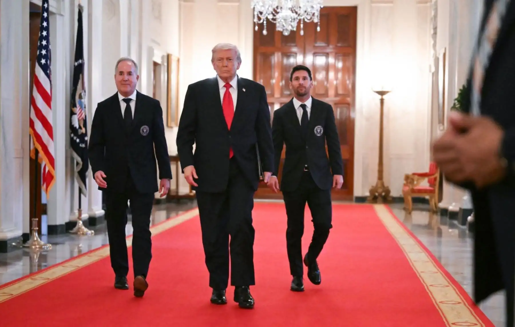 El presidente de Estados Unidos, Donald Trump, recibió en la Casa Blanca al plantel del Inter Miami CF, campeón de la Copa de la Major League Soccer 2025, durante una ceremonia realizada en el Salón Este en Washington D. C. En el evento participó el futbolista argentino Lionel Messi junto a sus compañeros de equipo, quienes fueron reconocidos por el logro deportivo alcanzado en la liga profesional de fútbol estadounidense. Foto: AFP