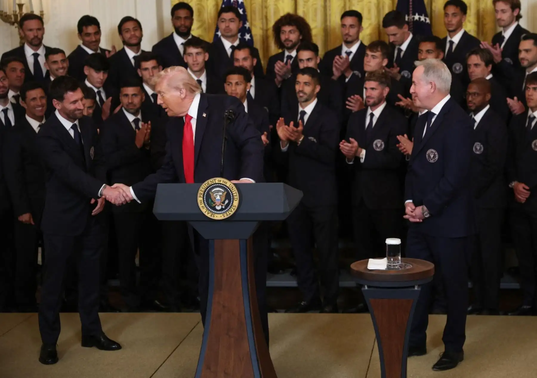 El presidente de Estados Unidos, Donald Trump, recibió en la Casa Blanca al plantel del Inter Miami CF, campeón de la Copa de la Major League Soccer 2025, durante una ceremonia realizada en el Salón Este en Washington D. C. En el evento participó el futbolista argentino Lionel Messi junto a sus compañeros de equipo, quienes fueron reconocidos por el logro deportivo alcanzado en la liga profesional de fútbol estadounidense. Foto: AFP