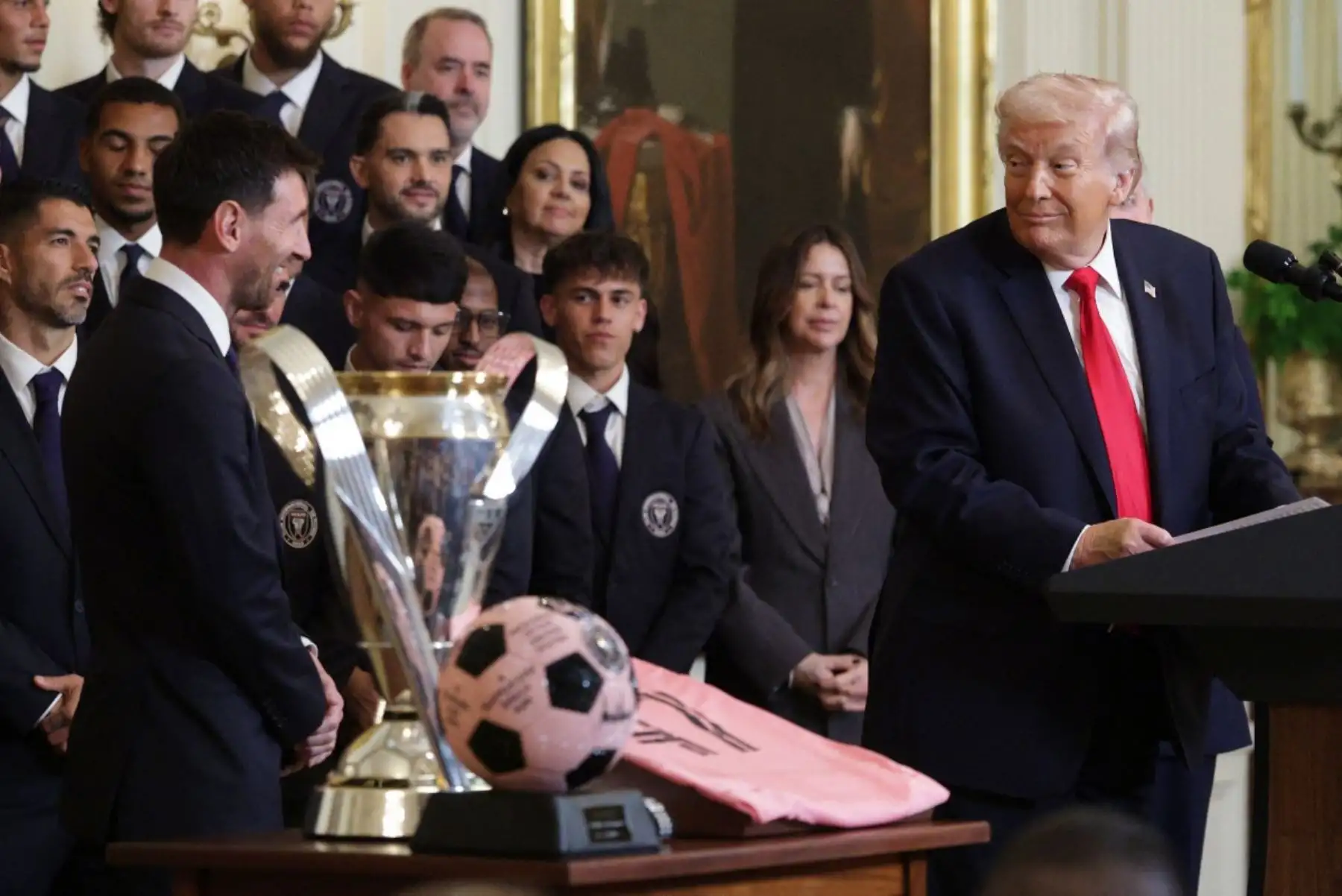 El presidente de Estados Unidos, Donald Trump, recibió en la Casa Blanca al plantel del Inter Miami CF, campeón de la Copa de la Major League Soccer 2025, durante una ceremonia realizada en el Salón Este en Washington D. C. En el evento participó el futbolista argentino Lionel Messi junto a sus compañeros de equipo, quienes fueron reconocidos por el logro deportivo alcanzado en la liga profesional de fútbol estadounidense. Foto: AFP