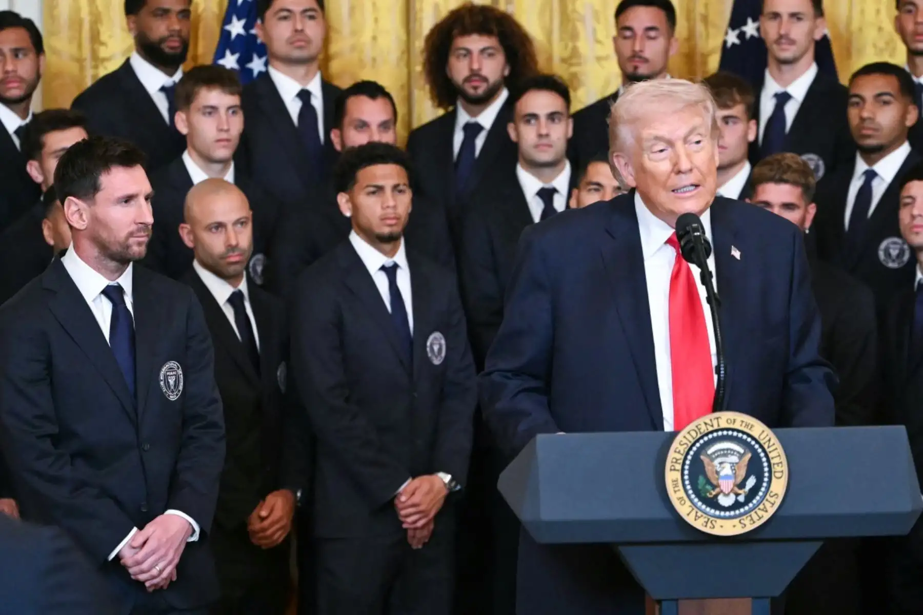 El presidente de Estados Unidos, Donald Trump, recibió en la Casa Blanca al plantel del Inter Miami CF, campeón de la Copa de la Major League Soccer 2025, durante una ceremonia realizada en el Salón Este en Washington D. C. En el evento participó el futbolista argentino Lionel Messi junto a sus compañeros de equipo, quienes fueron reconocidos por el logro deportivo alcanzado en la liga profesional de fútbol estadounidense. Foto: AFP