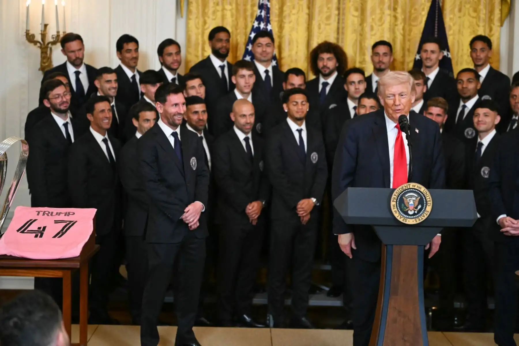 El presidente de Estados Unidos, Donald Trump, recibió en la Casa Blanca al plantel del Inter Miami CF, campeón de la Copa de la Major League Soccer 2025, durante una ceremonia realizada en el Salón Este en Washington D. C. En el evento participó el futbolista argentino Lionel Messi junto a sus compañeros de equipo, quienes fueron reconocidos por el logro deportivo alcanzado en la liga profesional de fútbol estadounidense. Foto: AFP