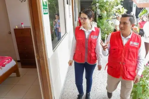 En el contexto de su primera visita oficial a regiones desde que asumió la conducción del MIMP, la ministra participó en la entrega de 442 bienes de ayuda social, valorizados en más de S/ 80 mil, destinados a personas damnificadas por las lluvias en el Manu.