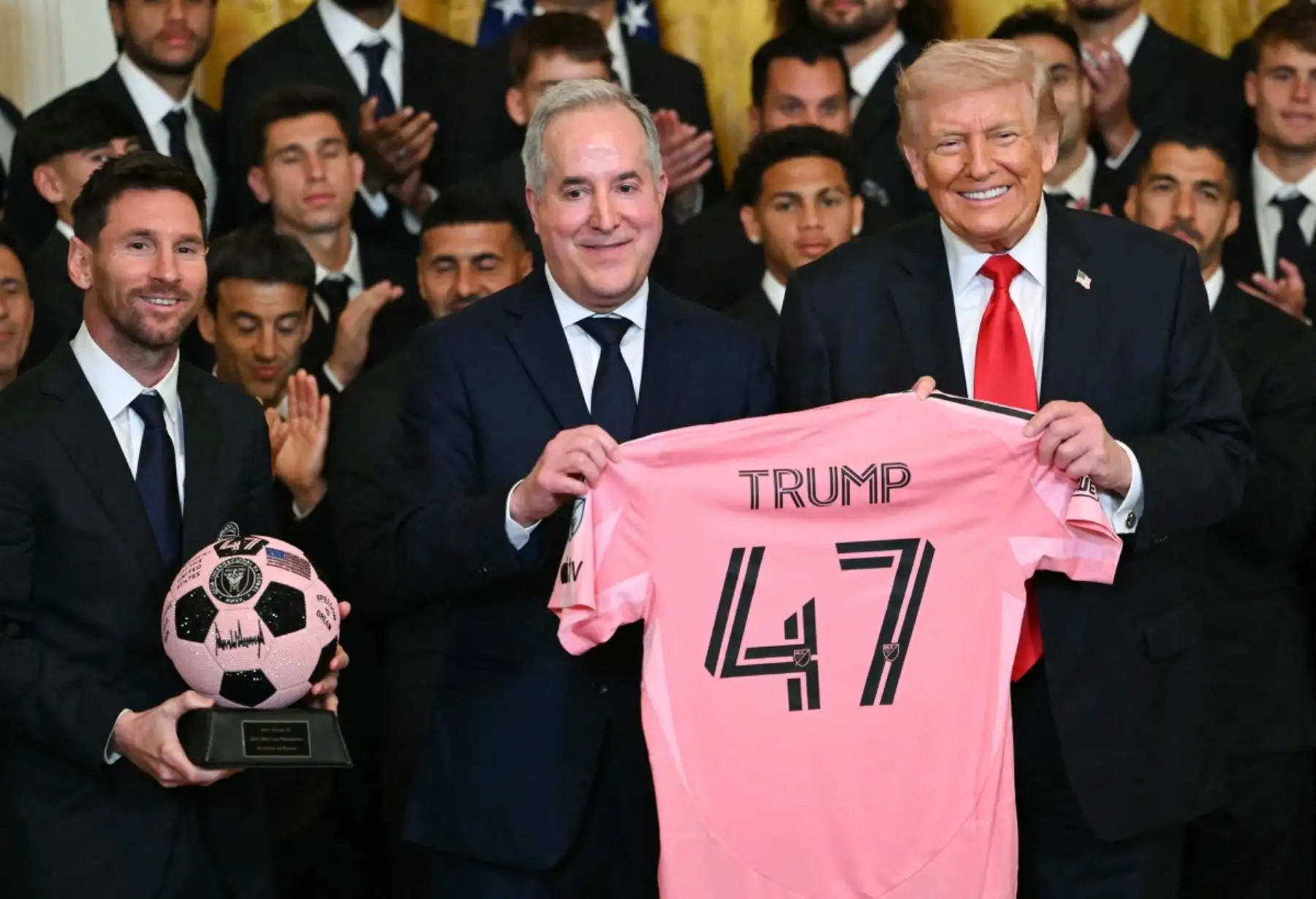 El presidente de Estados Unidos, Donald Trump, recibió en la Casa Blanca al plantel del Inter Miami CF, campeón de la Copa de la Major League Soccer 2025, durante una ceremonia realizada en el Salón Este en Washington D. C. En el evento participó el futbolista argentino Lionel Messi junto a sus compañeros de equipo, quienes fueron reconocidos por el logro deportivo alcanzado en la liga profesional de fútbol estadounidense. Foto: AFP