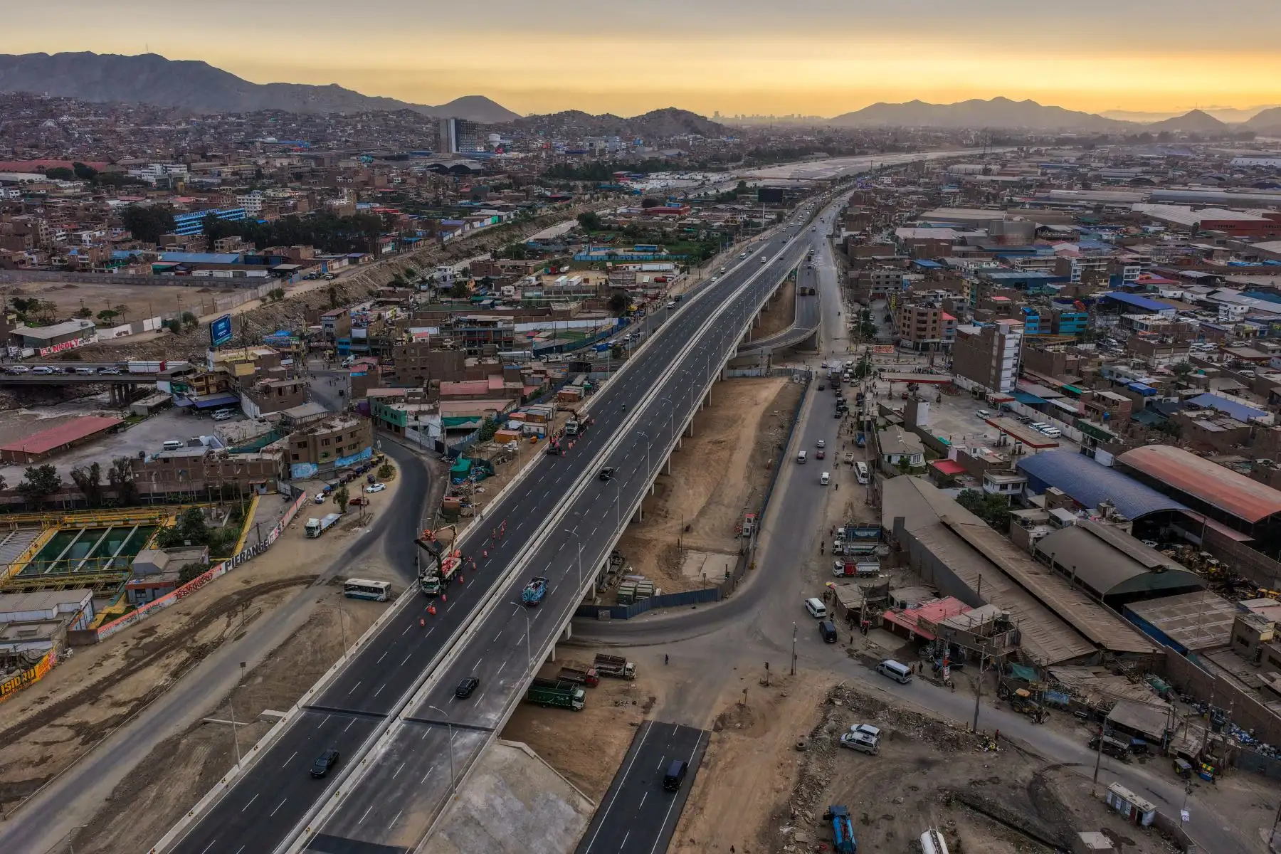 La nueva infraestructura vial cuenta con seis carriles que facilitan el desplazamiento vehicular en uno de los corredores más transitados. Foto: ANDINA/Ricardo Cuba