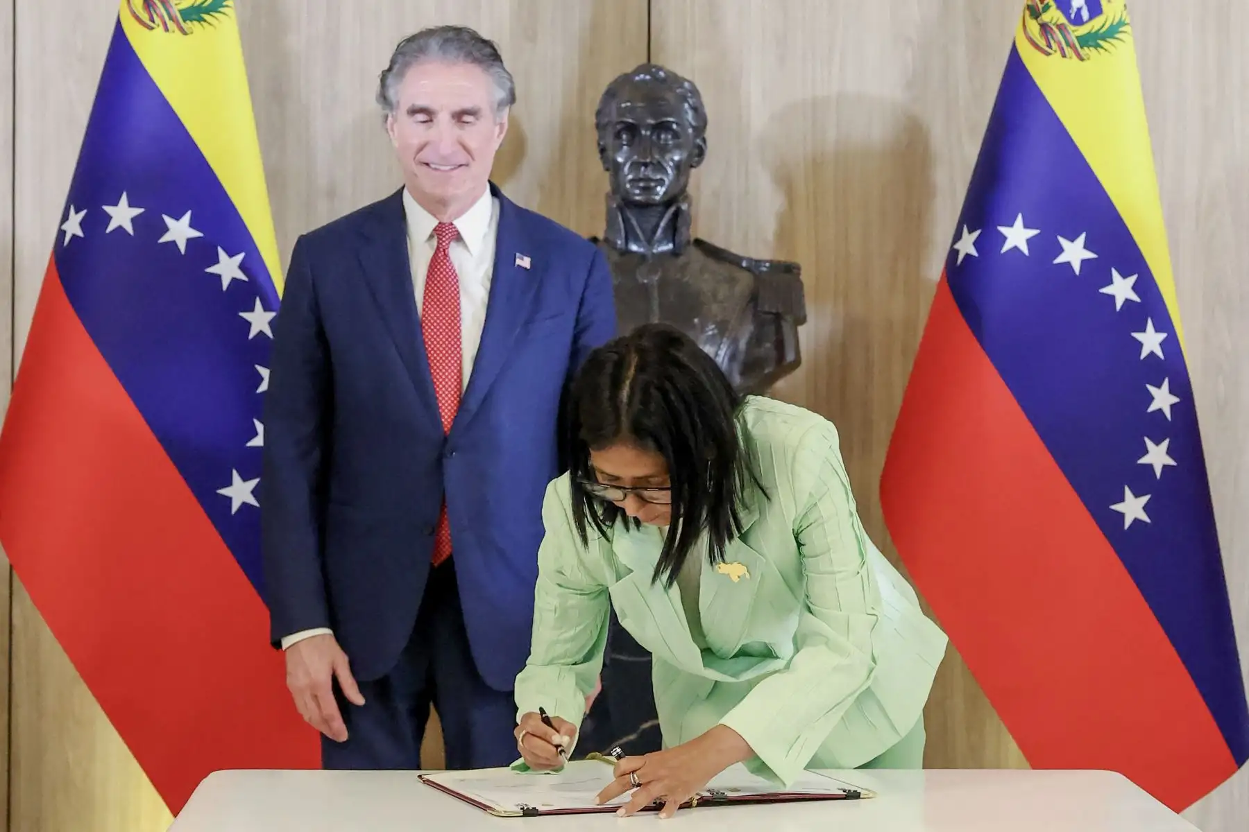La presidenta de Venezuela, Delcy Rodríguez, firma un documento junto al secretario del Interior estadounidense, Doug Burgum. Foto: AFP PHOTO / VENEZUELAN PRESIDENCY / DANIELA MILLAN