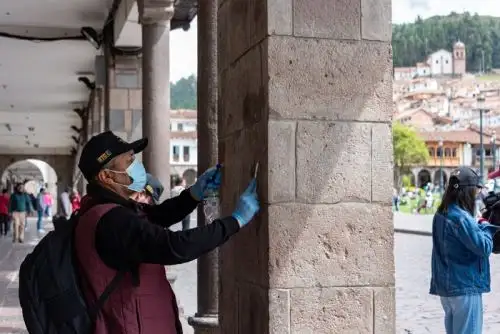 Aunque se realizan labores de limpieza especializadas, no siempre es posible recuperar completamente el estado original de las superficies afectadas.