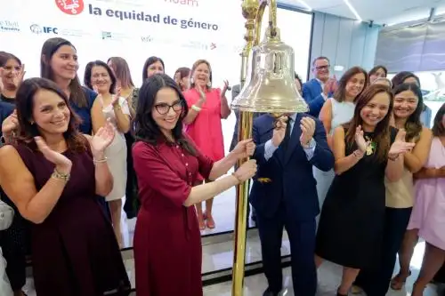 La ministra Hary Yzarra Trelles destacó que el MIMP cumple una década siendo parte de este acto simbólico y que el sector privado peruano ha evolucionado hacia una gestión más inclusiva, incorporando el talento y liderazgo de las mujeres en directorios y más puestos clave.