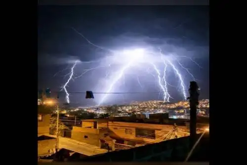 Anoche ocurrió una tormenta eléctrica de trasvase, según expertos.