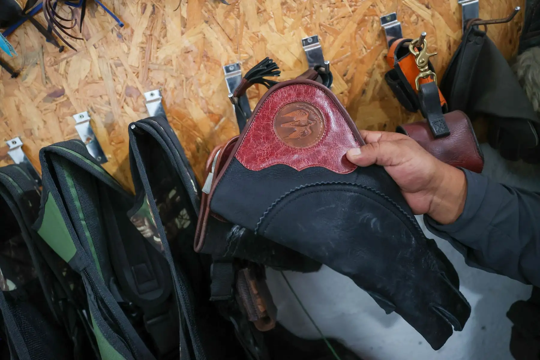 Herramientas de cuero: La "lua" o guante y la caperuza son elementos esenciales fabricados artesanalmente para el manejo seguro de los halcones.

Foto:ANDINA / Juan Carlos Guzmán Negrini