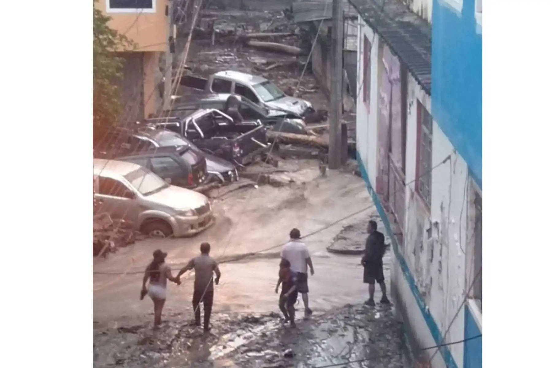 Las aguas inundaron viviendas y calles de la ciudad de San Francisco, en el Vraem. Autoridades evalúan daños mientras brigadistas y fuerzas del orden apoyan a los damnificados. Foto: Difusión