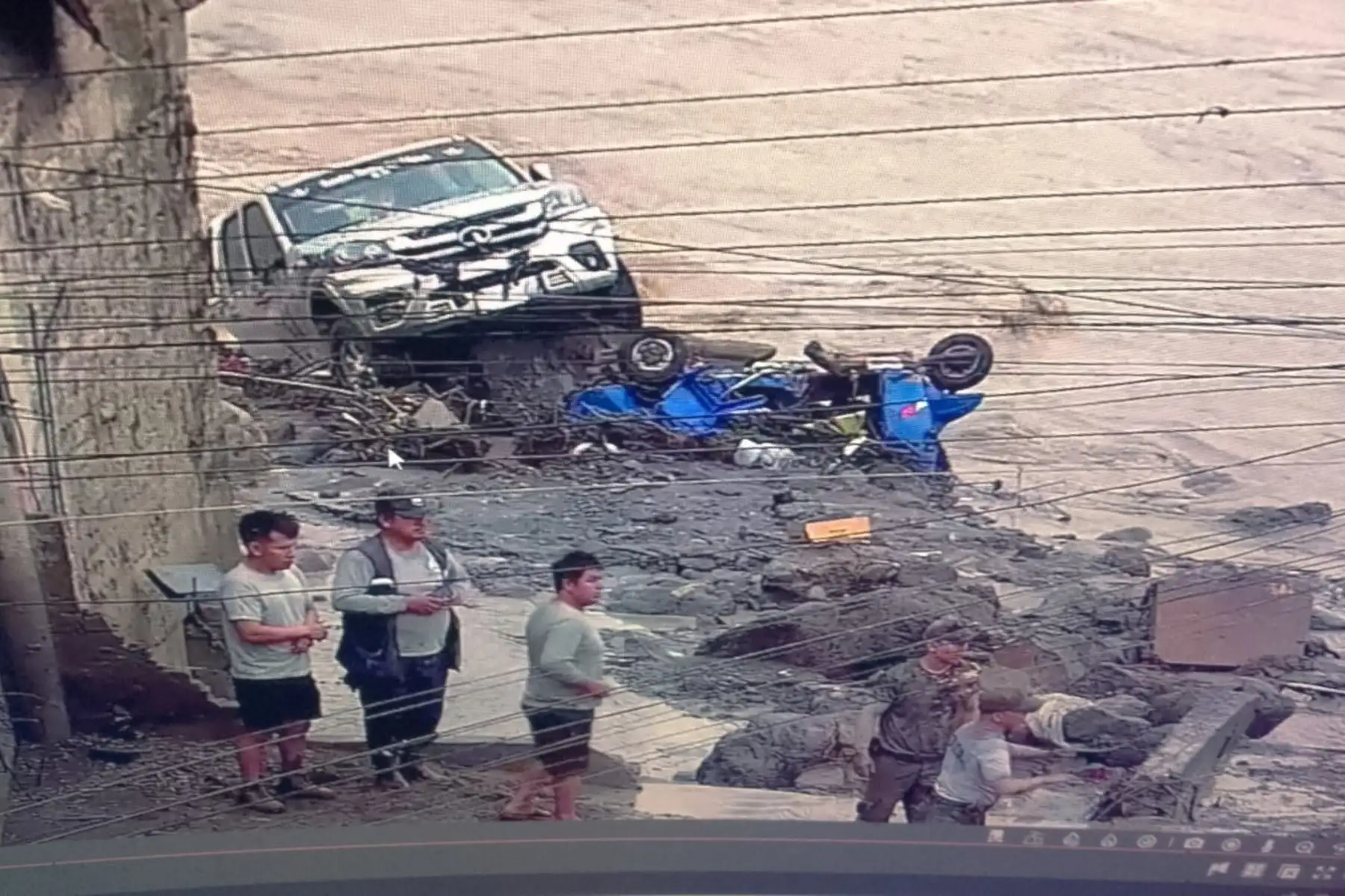 damnificados. Foto: Difusión

Una grave emergencia provocada por intensas lluvias se registró la madrugada de este viernes 6 de marzo en el distrito de Ayna, provincia de La Mar, región Ayacucho, luego del desborde del río Sarkihuato, que arrasó a su paso y dejó cuantiosos daños materiales en la ciudad de San Francisco. Foto: Difusión