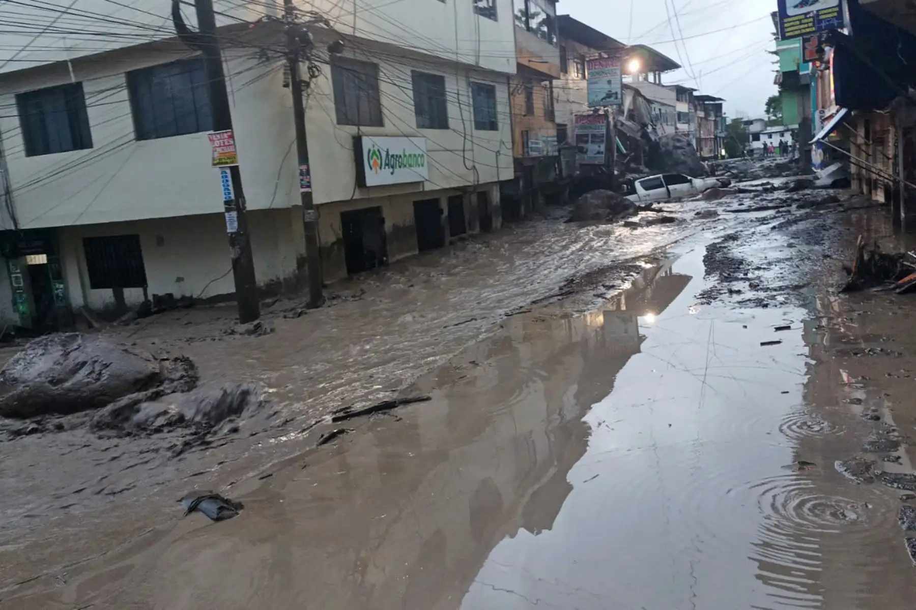 Las calles de San Francisco, localidad ubicada en el ámbito del Valle de los Ríos Apurímac, Ene y Mantaro (Vraem), amanecieron cubiertas de lodo, piedras y restos de materiales, evidenciando la magnitud del desastre natural que golpeó a la población. Desde las primeras horas de la mañana, familias afectadas iniciaron labores de limpieza en sus viviendas, mientras solicitan ayuda humanitaria urgente. Foto: Difusión