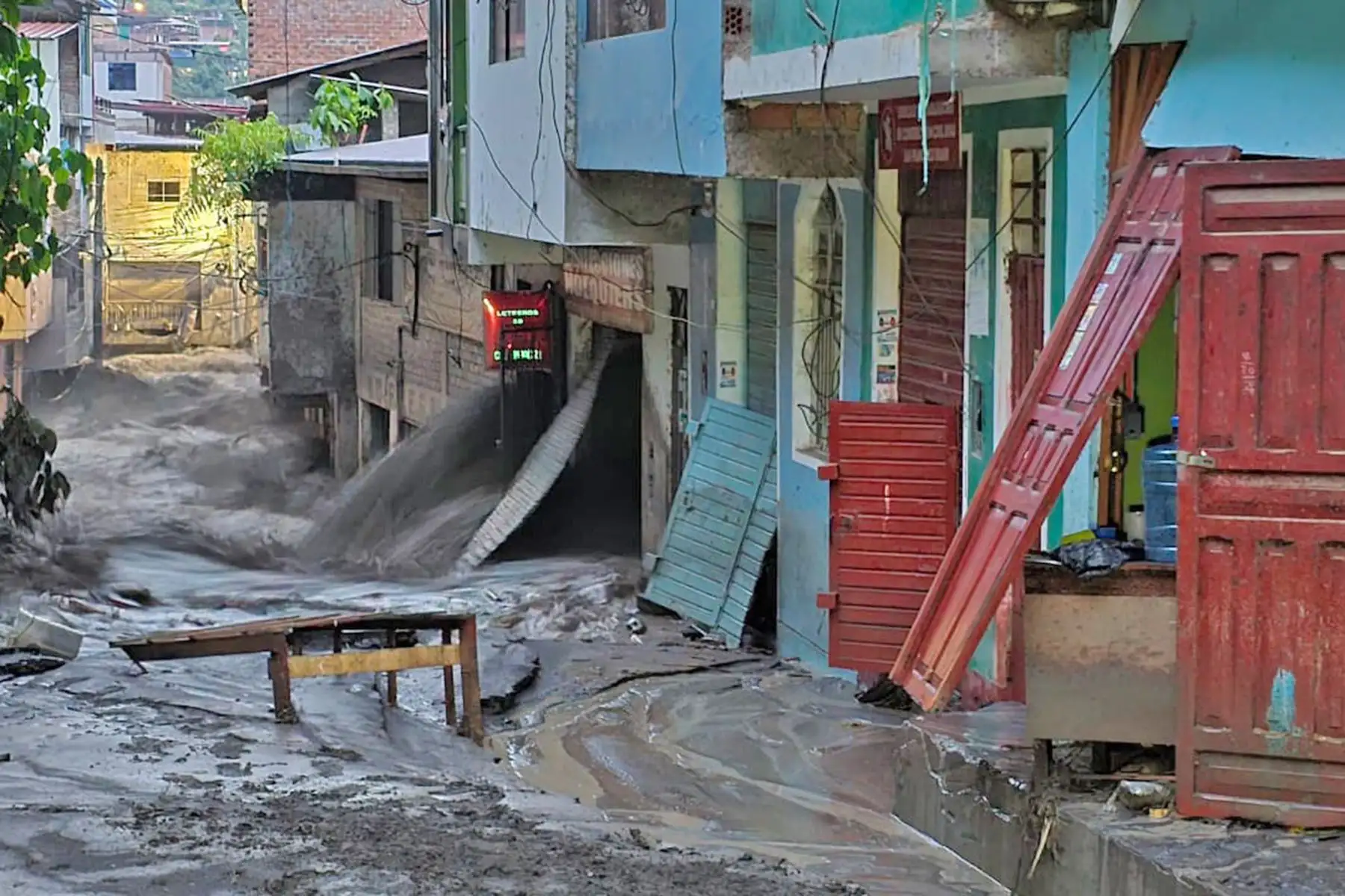 Las calles de San Francisco, localidad ubicada en el ámbito del Valle de los Ríos Apurímac, Ene y Mantaro (Vraem), amanecieron cubiertas de lodo, piedras y restos de materiales, evidenciando la magnitud del desastre natural que golpeó a la población. Desde las primeras horas de la mañana, familias afectadas iniciaron labores de limpieza en sus viviendas, mientras solicitan ayuda humanitaria urgente. Foto: Difusión